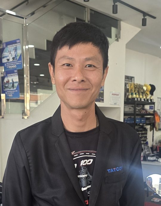 （大北马）摩哆公司挂巨型国旗引瞩目，“不但要挂，还要挂最大的！”