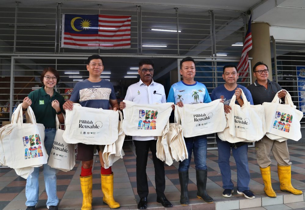 （大北马）派2000麻布环保袋予民众，孙达拉祖为无塑料生活暖身