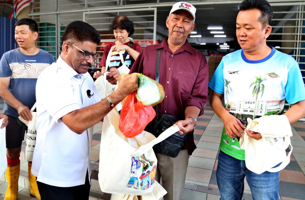 （大北马）派2000麻布环保袋予民众，孙达拉祖为无塑料生活暖身