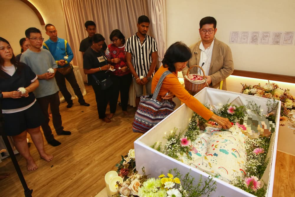 （大北马）灰狗救援不果坠楼亡 民众声泪俱下送别