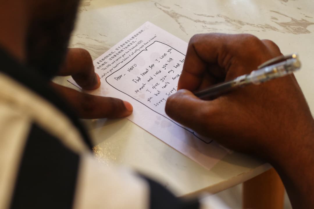 （大北马）灰狗救援不果坠楼亡 民众声泪俱下送别