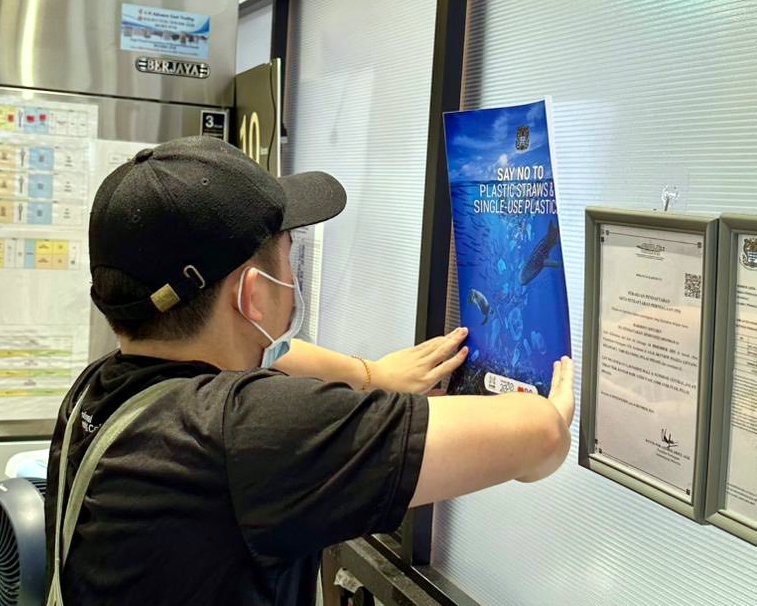 （大北马）许多业者用纸吸管 市政厅巡商场感满意