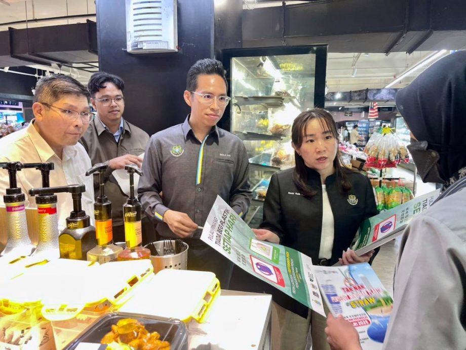 （大北马）许多业者用纸吸管 市政厅巡商场感满意