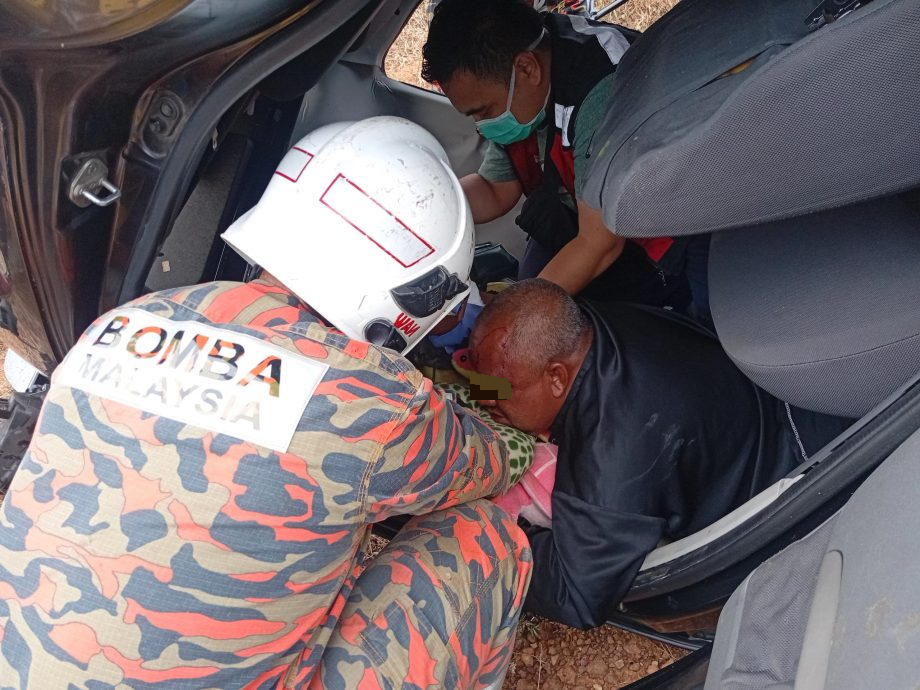 轿车严重变形塌陷 5人生还