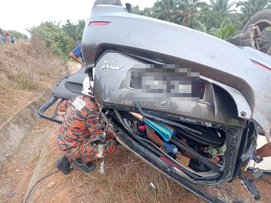 轿车严重变形塌陷 5人生还