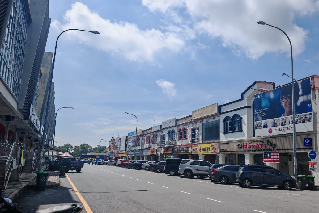 （大北马）郑瑞隆派国旗，商家促不要放倒转。