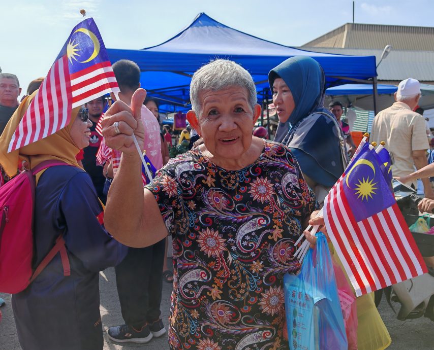（大北马）郑瑞隆派国旗，商家促不要放倒转。