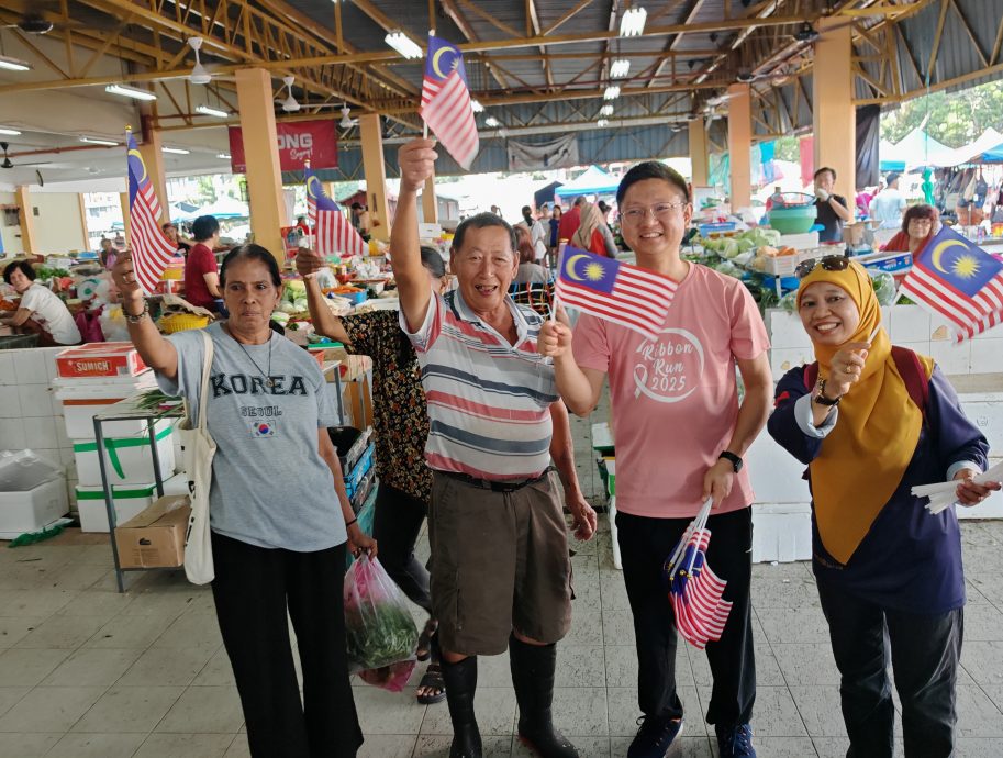 （大北马）郑瑞隆派国旗，商家促不要放倒转。