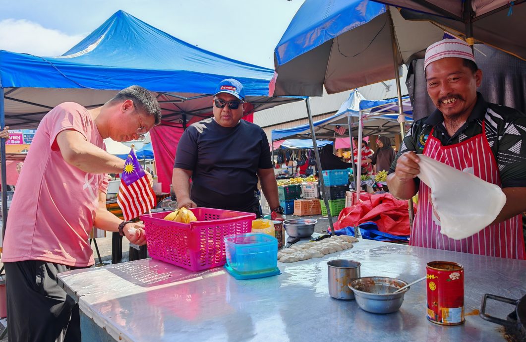 （大北马）郑瑞隆派国旗，商家促不要放倒转。