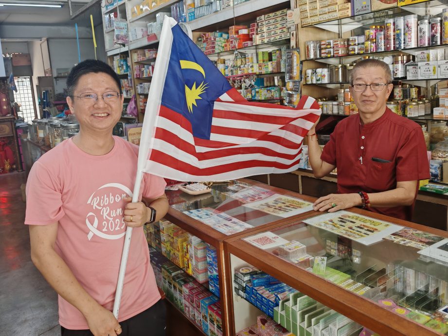 （大北马）郑瑞隆派国旗，商家促不要放倒转。