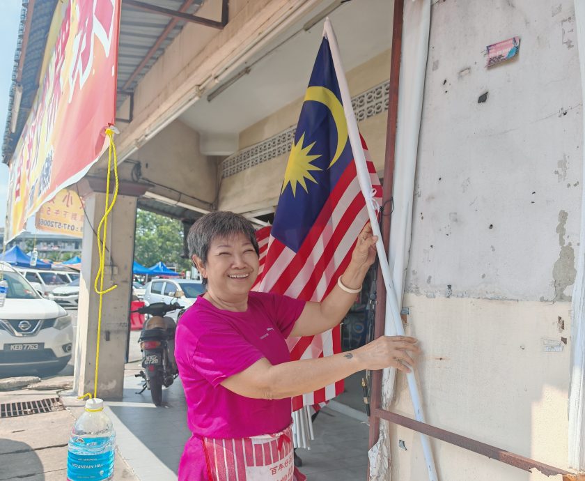 （大北马）郑瑞隆派国旗，商家促不要放倒转。