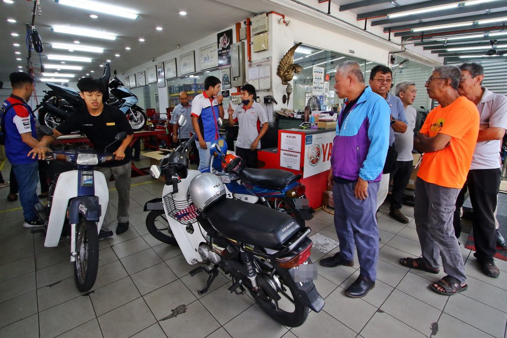 （大北马）黄顺祥赞助300选民更换摩托车机油　吁民同欢共庆国庆日