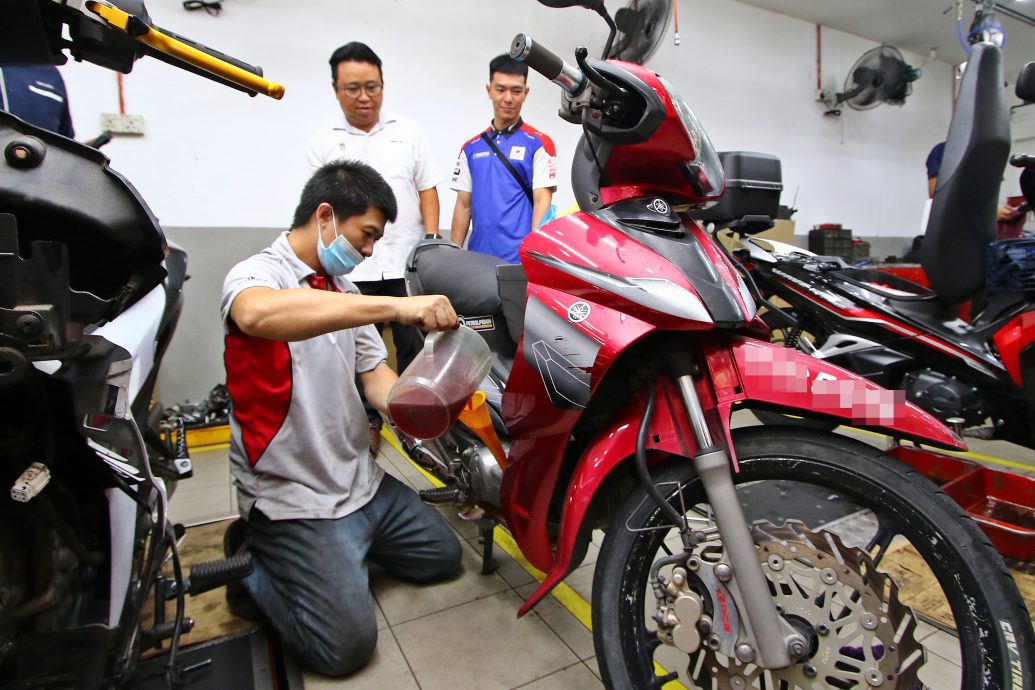 （大北马）黄顺祥赞助300选民更换摩托车机油　吁民同欢共庆国庆日