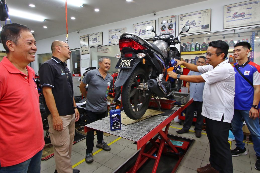 （大北马）黄顺祥赞助300选民更换摩托车机油　吁民同欢共庆国庆日