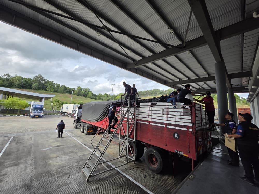 （大北马）黑木山边境管制及保护机构起获5000公斤龙眼干。