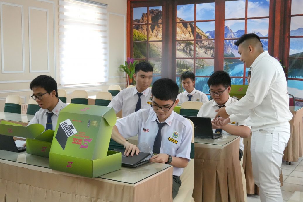 （大都会)“e梦成真笔电助学计划”送暖蕉赖柏林本国中／