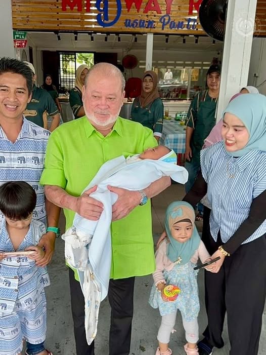 （已签发）全国：国家元首返柔餐厅用餐   与新生儿家庭合照