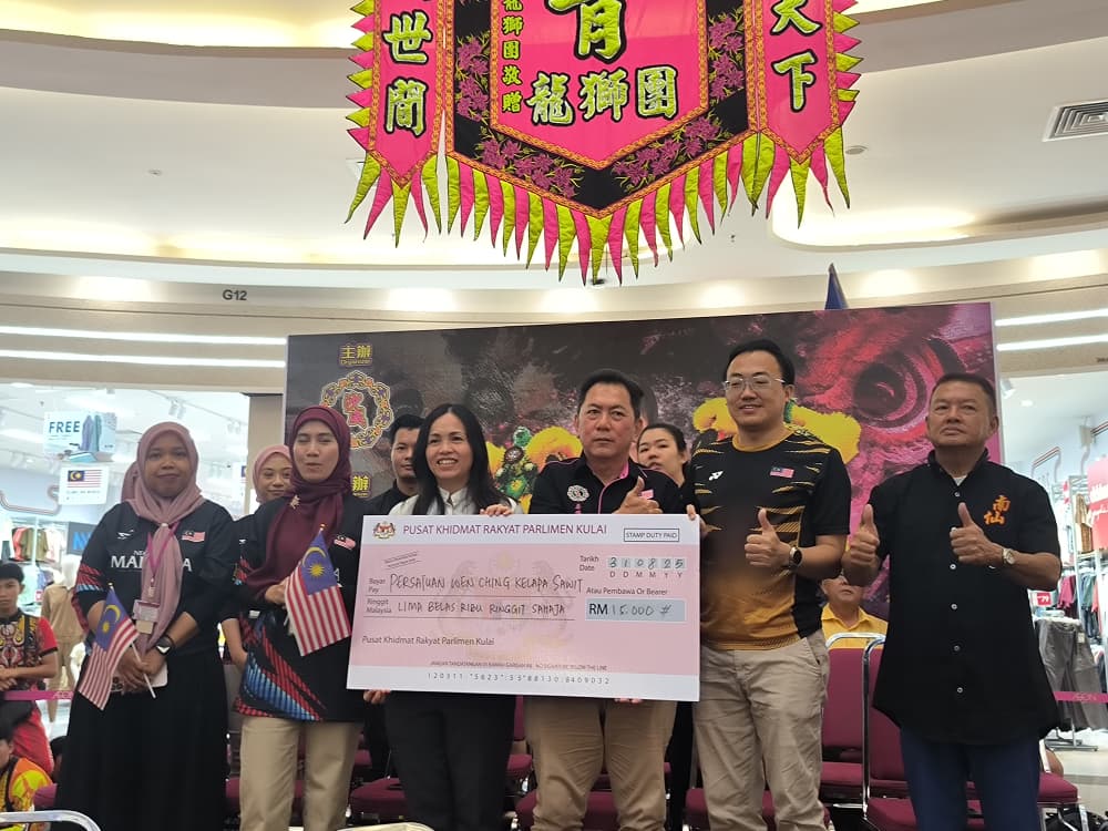 （已签发）全国：失常女冒犯霹苏丹丨张念群：丈夫与霹雳苏丹同名   精神错乱闯舞台试图拥抱