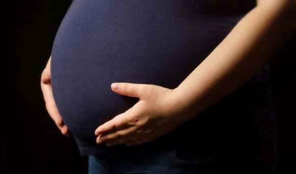 (已签发)助未婚先孕朋友到改造中心产子 母婴平安重获新生