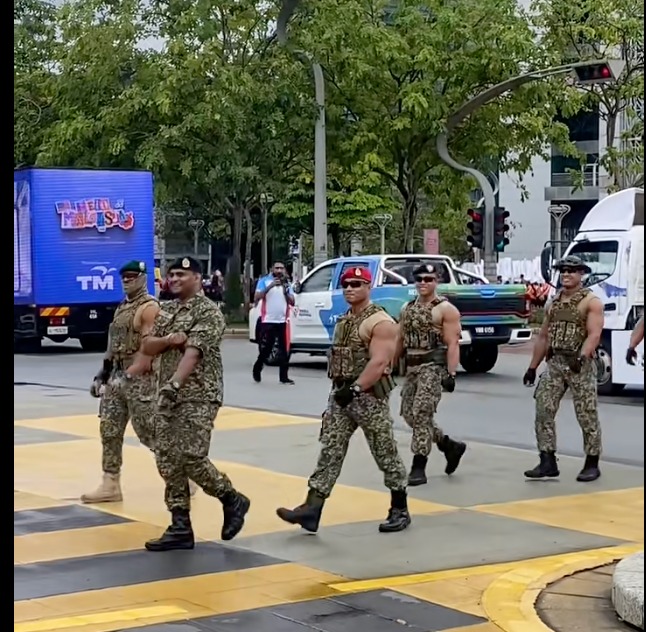 (已签发)国庆游行彩排“肌肉秀”最吸睛 民众直呼:又到了养眼时刻了!