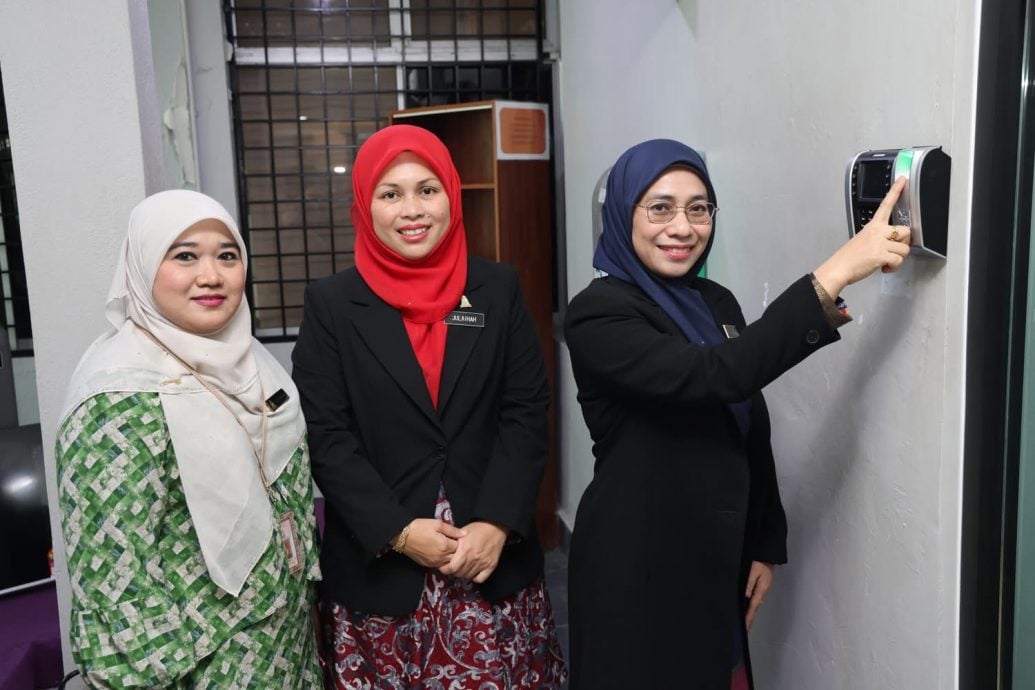 (已签发)大都会:/乌雪迎女秘书 进入双雌领导时代/4图