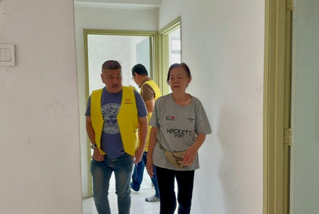 （已签发）大都会版2头：老妪既失伴侣又流离失所 借钱修屋碰壁 惹人怜/6图