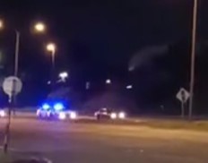 （已签发）大都会/警方追逐可疑轿车90公里，成功在警察总部大门截停