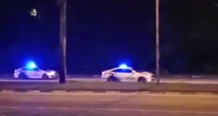 （已签发）大都会/警方追逐可疑轿车90公里，成功在警察总部大门截停