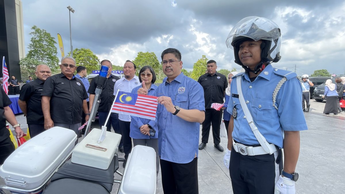 (已签发)柔:依城市政厅车队绕3地点 “辉煌条纹”飘扬体现爱国精神