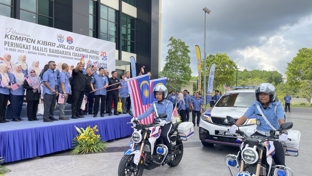 (已签发)柔:依城市政厅车队绕3地点 “辉煌条纹”飘扬体现爱国精神