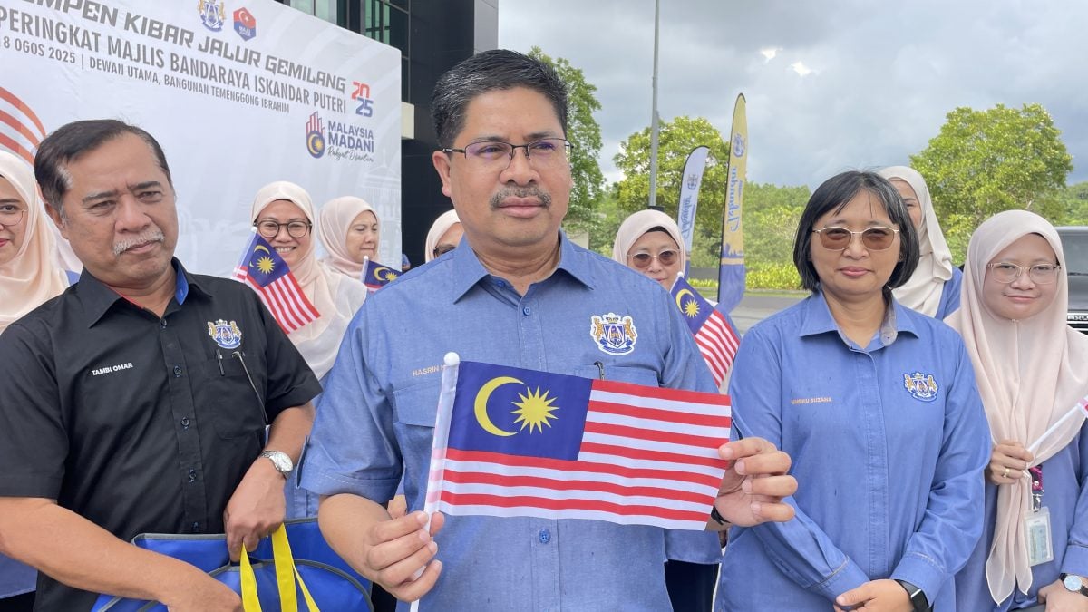 (已签发)柔:依城市政厅车队绕3地点 “辉煌条纹”飘扬体现爱国精神