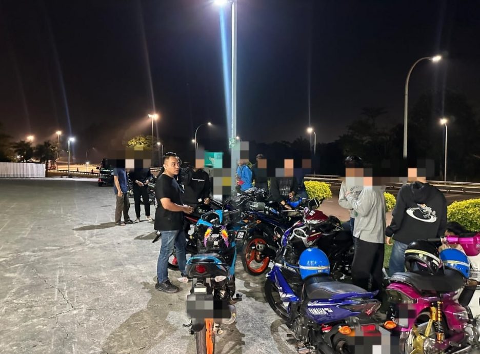 依城警方打击非法飙车 开50罚单扣21摩托车