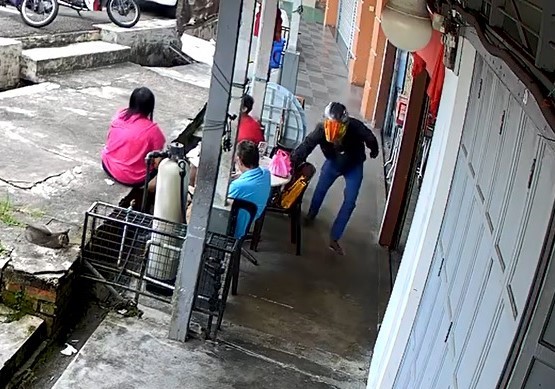 （已签发）柔：假食客真抢劫案   警方10小时内侦破