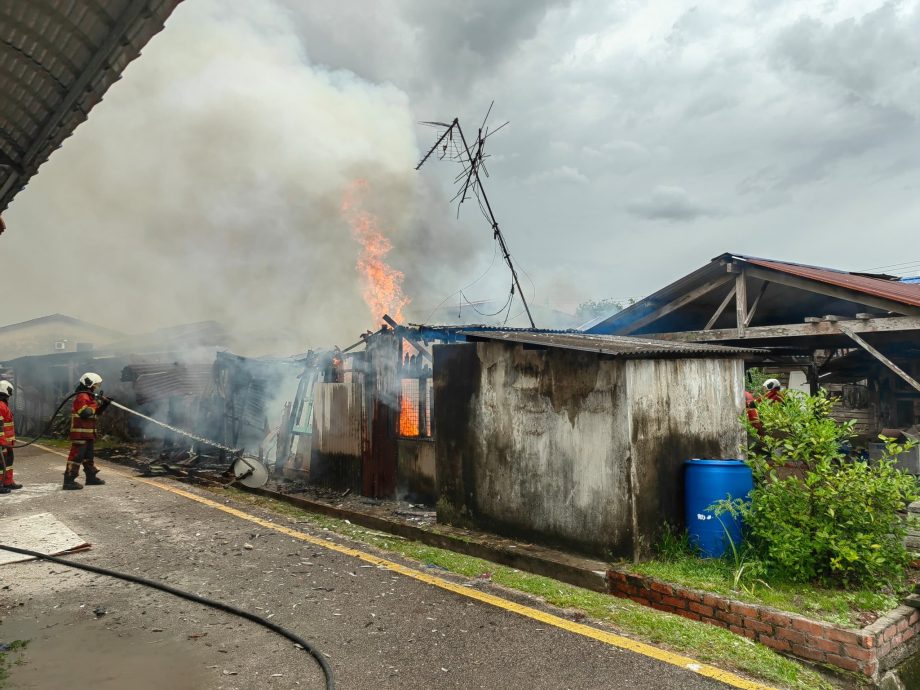 半永久式住家失火 烧剩废墟无伤亡