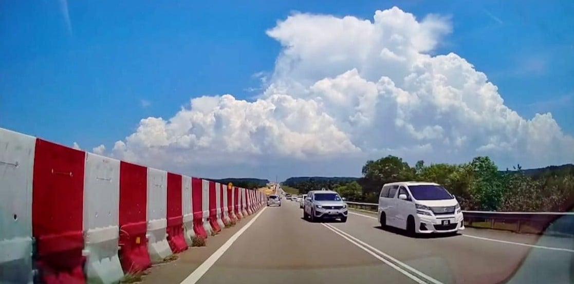 (已签发)柔:双线超车被拍 女司机接罚单