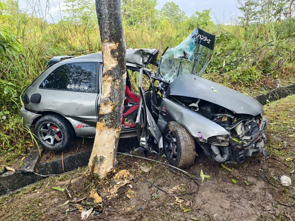 汽车司机无照驾驶 撞树后遭夹毙身亡