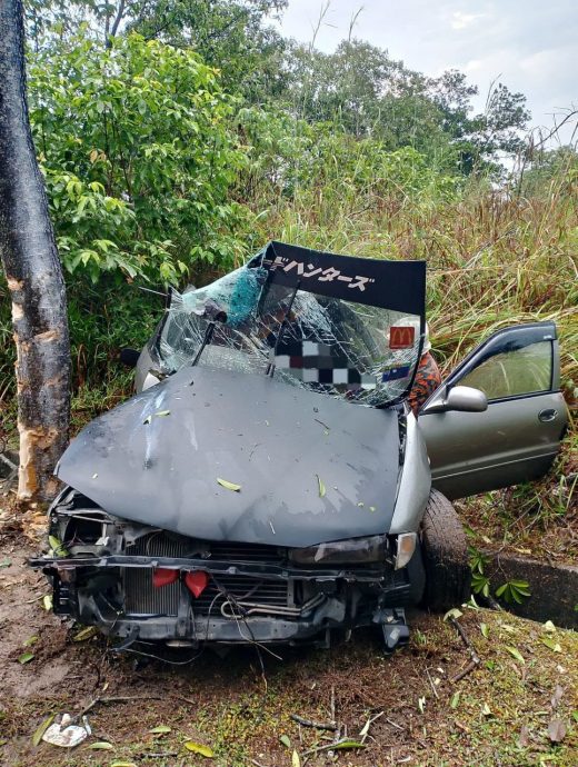 汽车司机无照驾驶 撞树后遭夹毙身亡