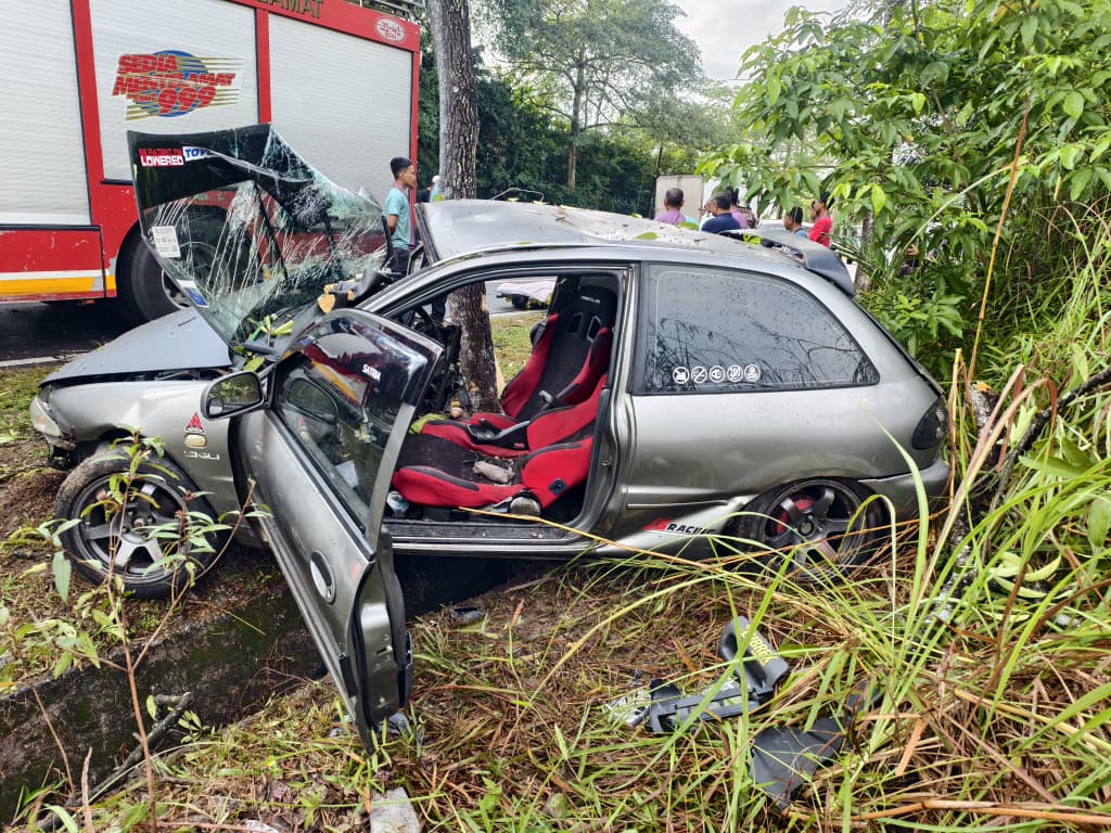 汽车司机无照驾驶 撞树后遭夹毙身亡
