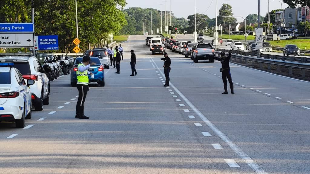 (已签发)柔:取缔危险超车 警第二通道开57罚单