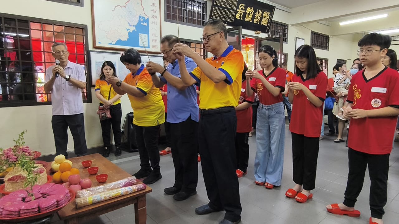 (已签发)柔:**可版头**穿新衣踩木屐拜公婆神咬鸡头   42少年“出花园”转大人