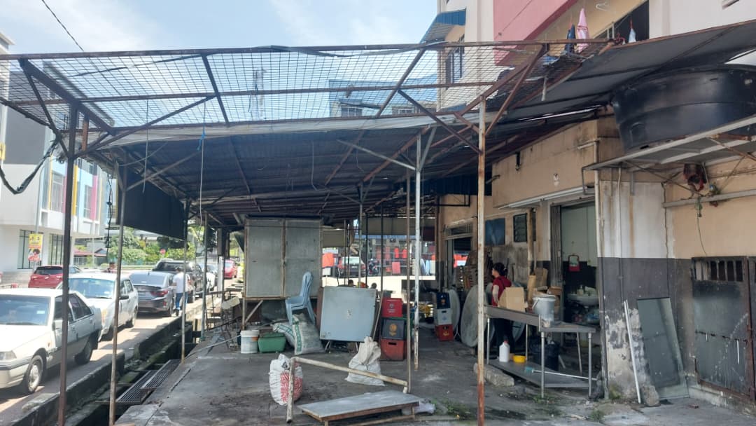 (已签发)柔:哈芝马南组屋商户需拆除违建 盼获当局宽限至月底