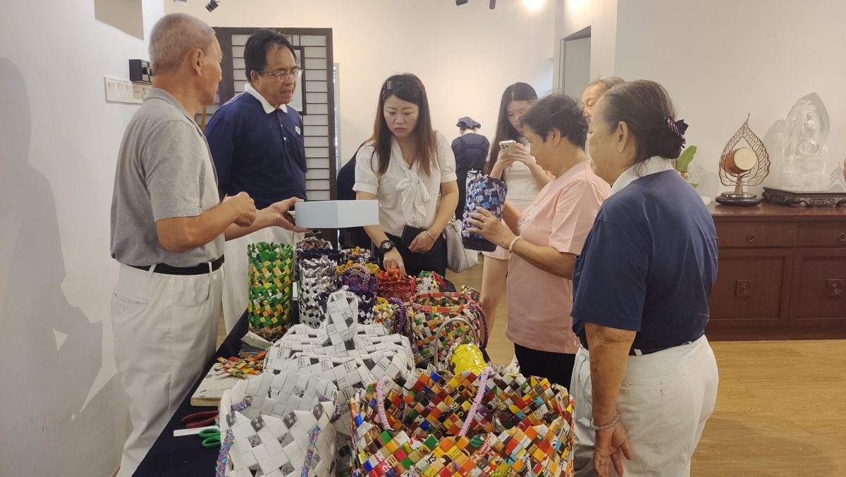 善心美事：慈济老志工   环保手工献大爱