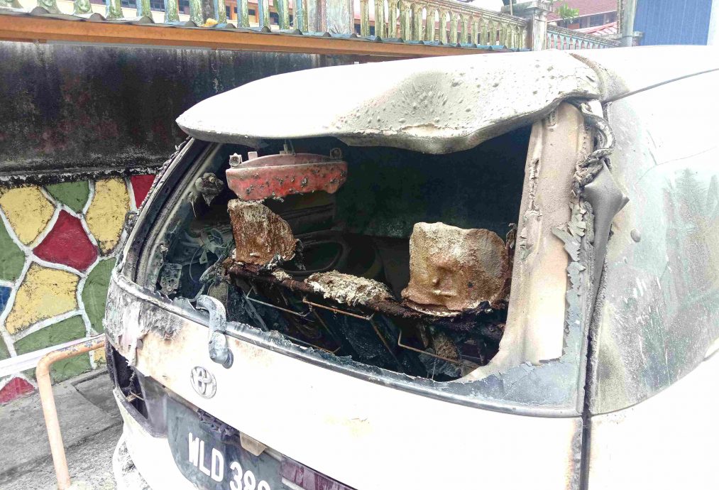 (已签发)柔:四维华小校门口火烧车 民众协助灭火无人伤亡