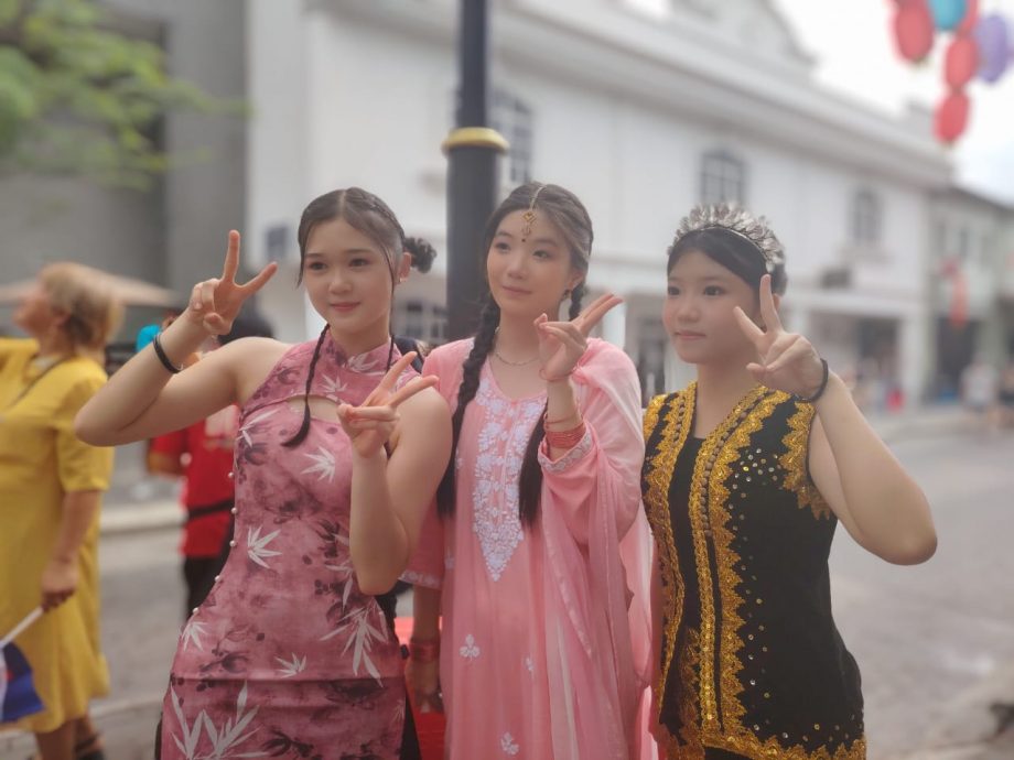 (已签发)柔:封底特稿:国庆前夕各族齐聚文化街   为大马68岁生日献祝福