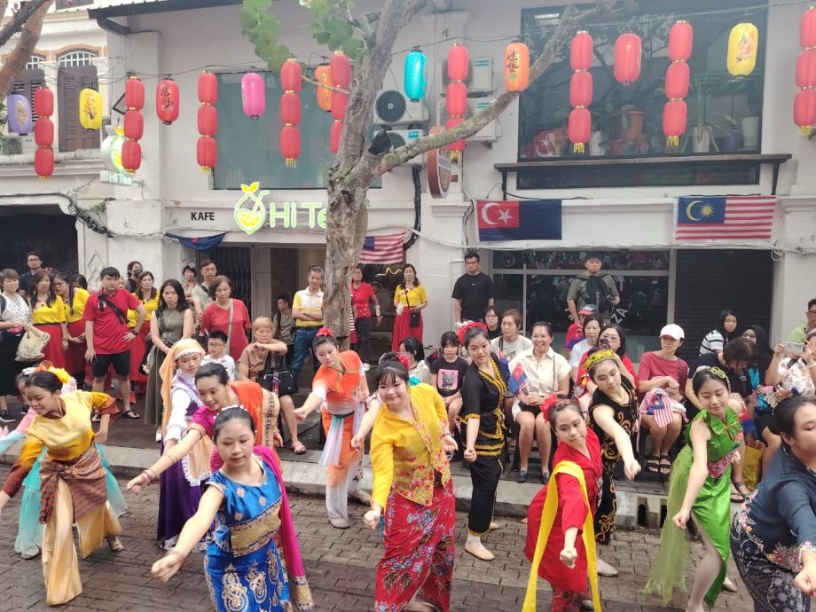 (已签发)柔:封底特稿:国庆前夕各族齐聚文化街   为大马68岁生日献祝福