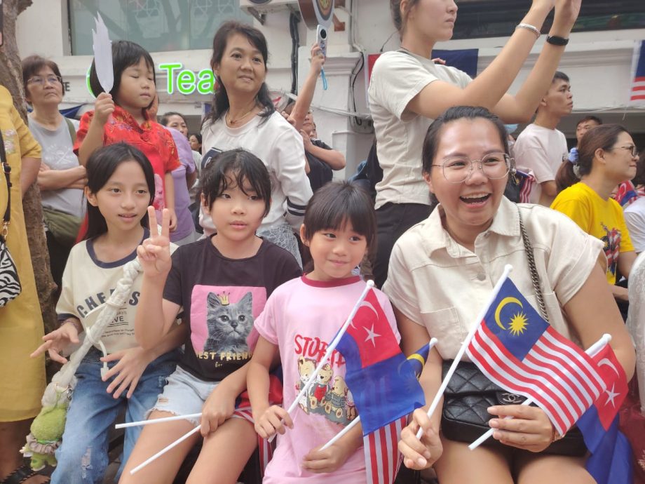 (已签发)柔:封底特稿:国庆前夕各族齐聚文化街   为大马68岁生日献祝福