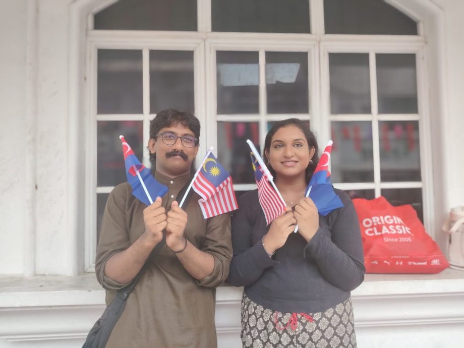 (已签发)柔:封底特稿:国庆前夕各族齐聚文化街   为大马68岁生日献祝福