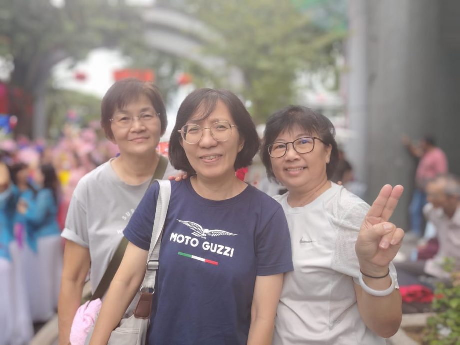 (已签发)柔:封底特稿:国庆前夕各族齐聚文化街   为大马68岁生日献祝福