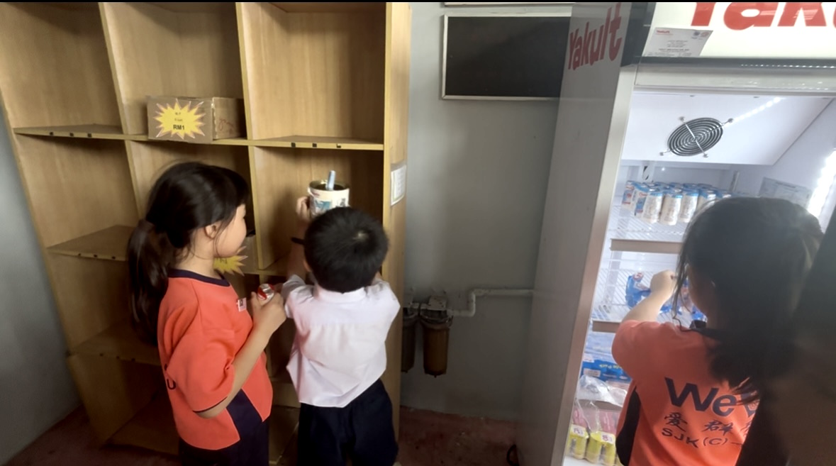 丁能爱群华小设“诚信商店”   让学生学习用钱实践道德