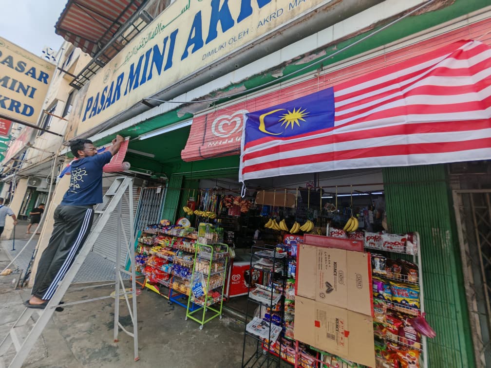 市政府教挂国旗 跟对指示不用怕